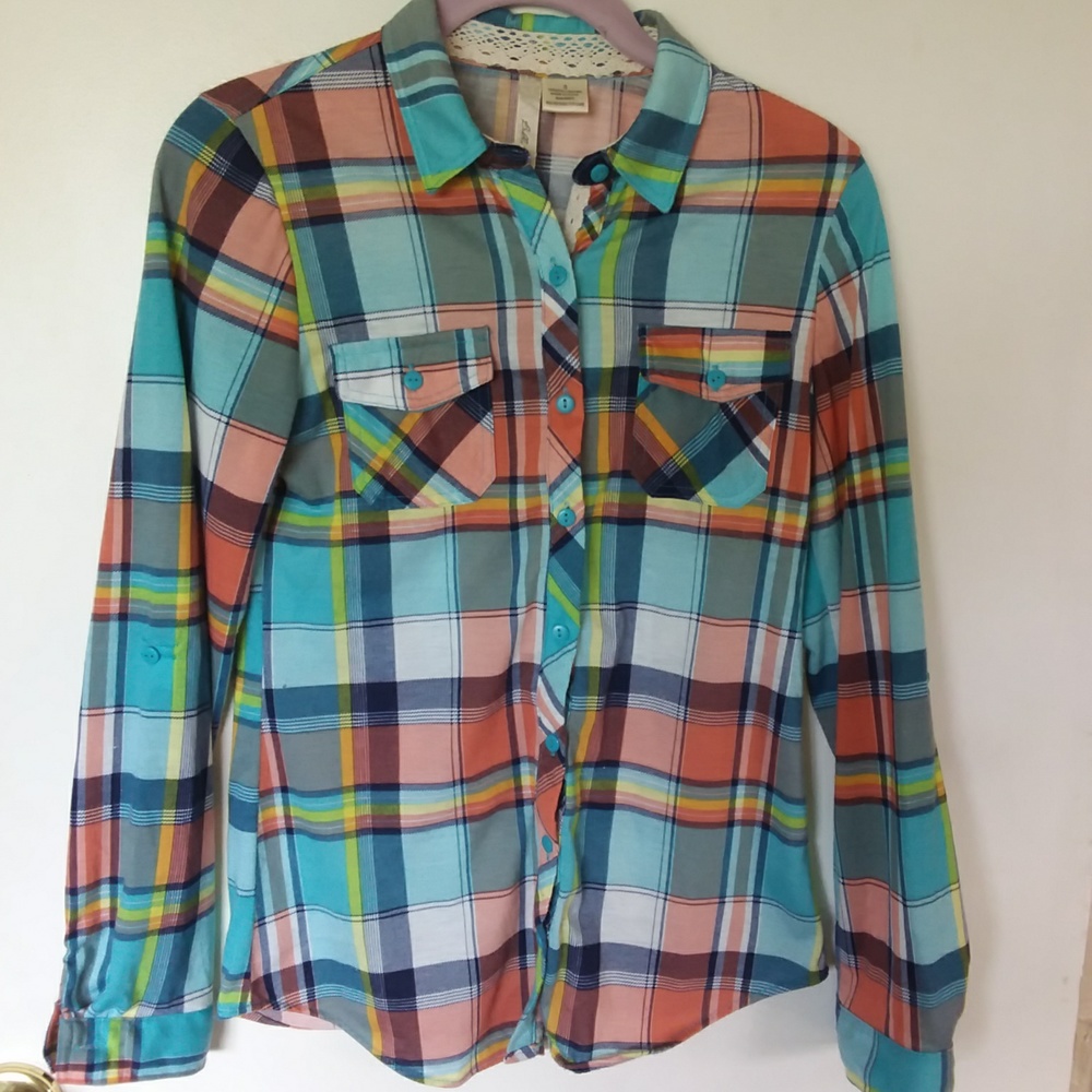 BELLA D blouse in size small.